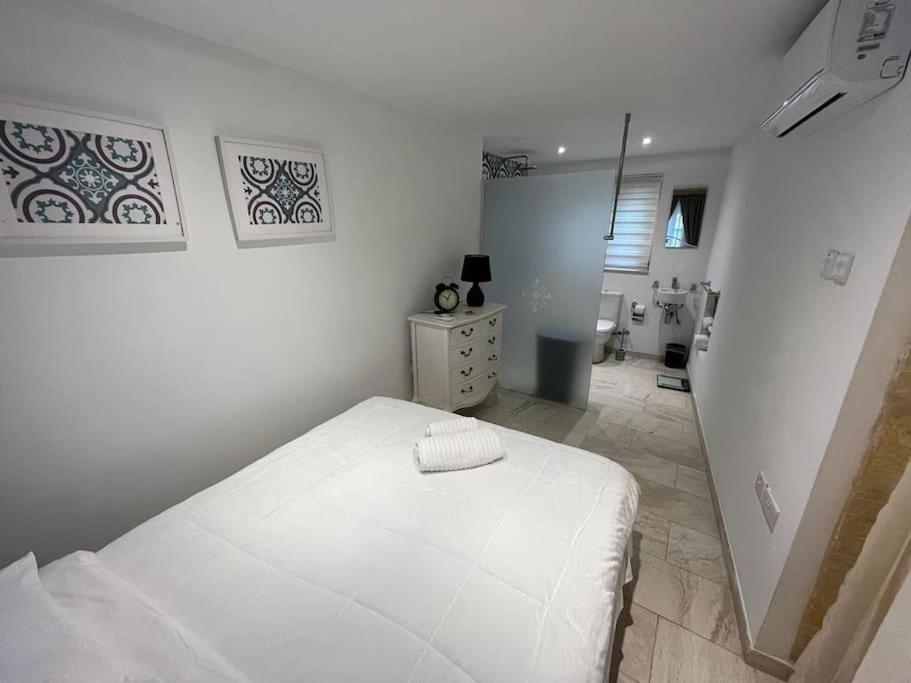 Suitetrails - Charming 200 year old cottage with yard