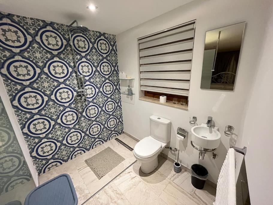 Suitetrails - Charming 200 year old cottage with yard