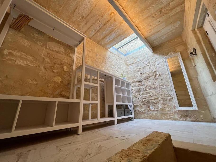 Suitetrails - Charming 200 year old cottage with yard