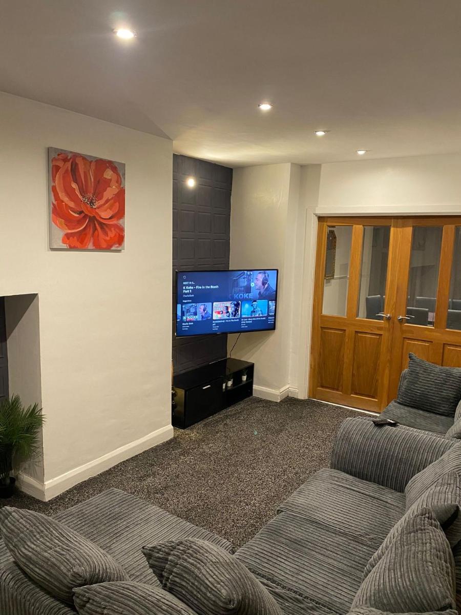 Spacious 3 Bed House, Sleeps 7 people - Birmingham - Housity