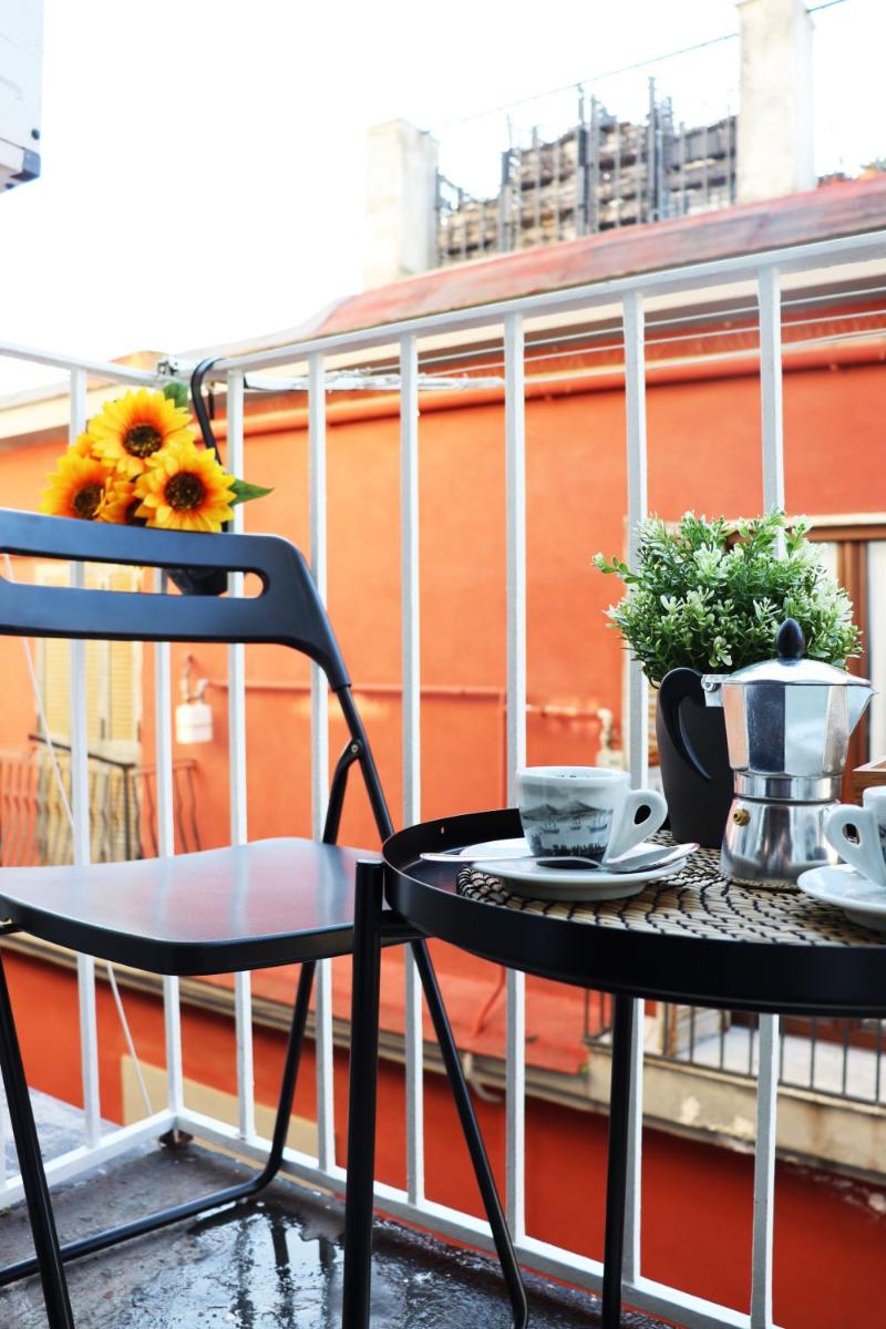 All'Ombra del Vesuvio Rooms Duomo - Housity