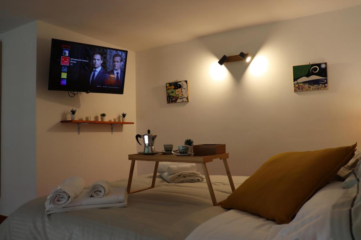 All'Ombra del Vesuvio Rooms Duomo - Housity