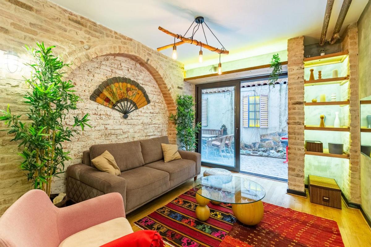 Apartment with Backyard in Nisantasi - Housity