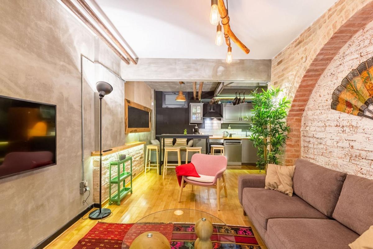 Apartment with Backyard in Nisantasi - Housity
