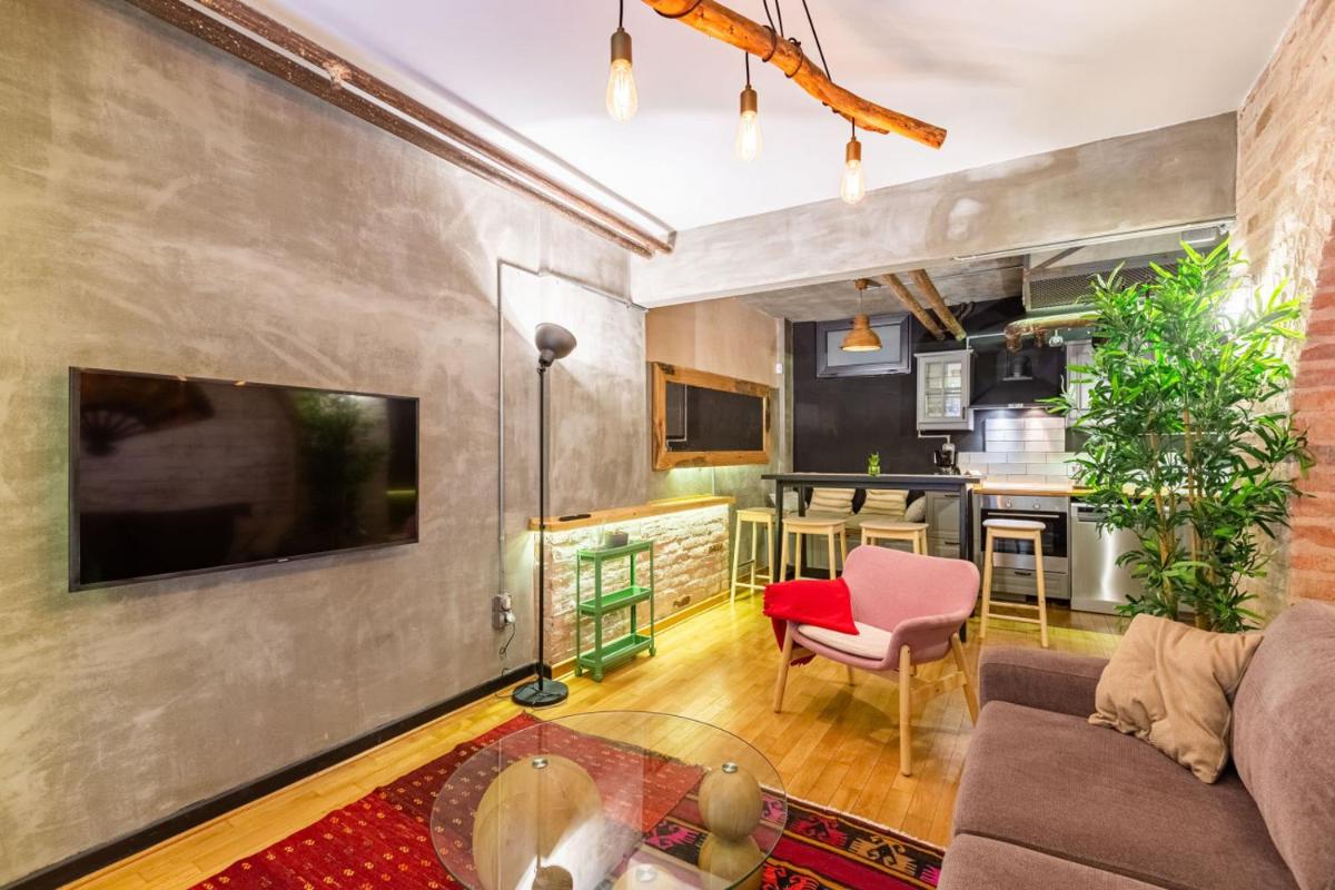 Apartment with Backyard in Nisantasi - Housity