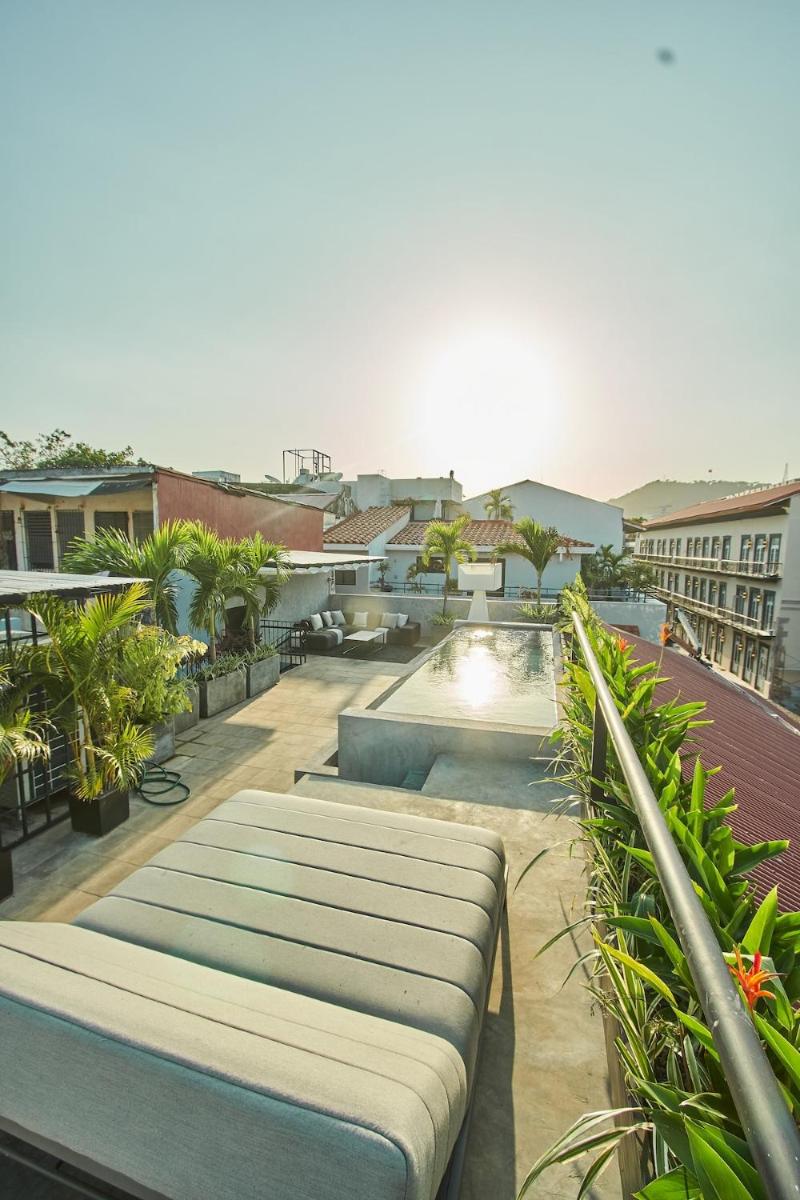 AmazINN Places Rooftop and Design Pool IV - Hizvo