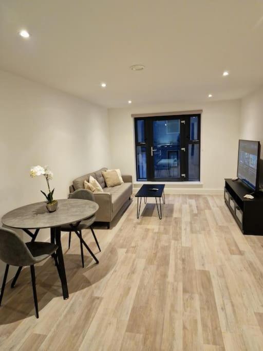 Modern-New Build Apartment in Birmingham - Housity