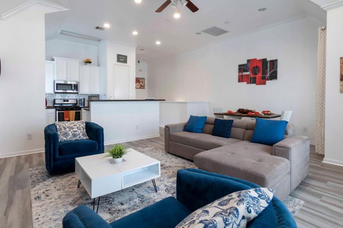 Beautiful 3-bedroom townhome in East Downtown HTX - Housity
