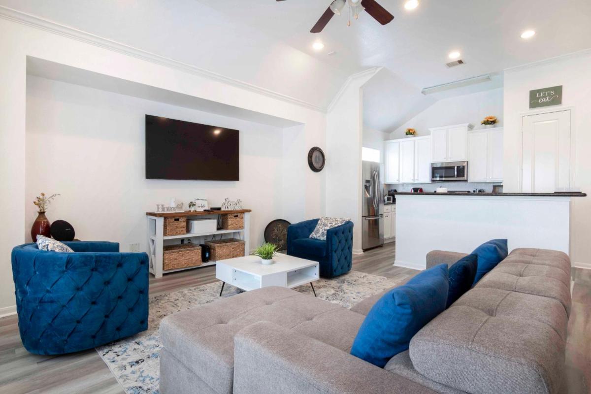 Beautiful 3-bedroom townhome in East Downtown HTX - Housity