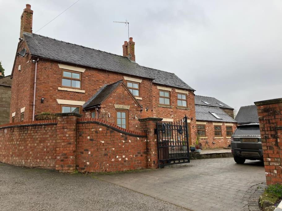 Woodbine Cottage-PART OF ALTON COTTAGES - Housity