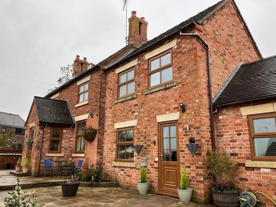 Woodbine Cottage-PART OF ALTON COTTAGES - Housity