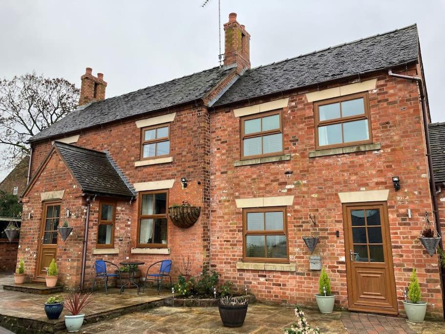 Woodbine Cottage-PART OF ALTON COTTAGES - Housity