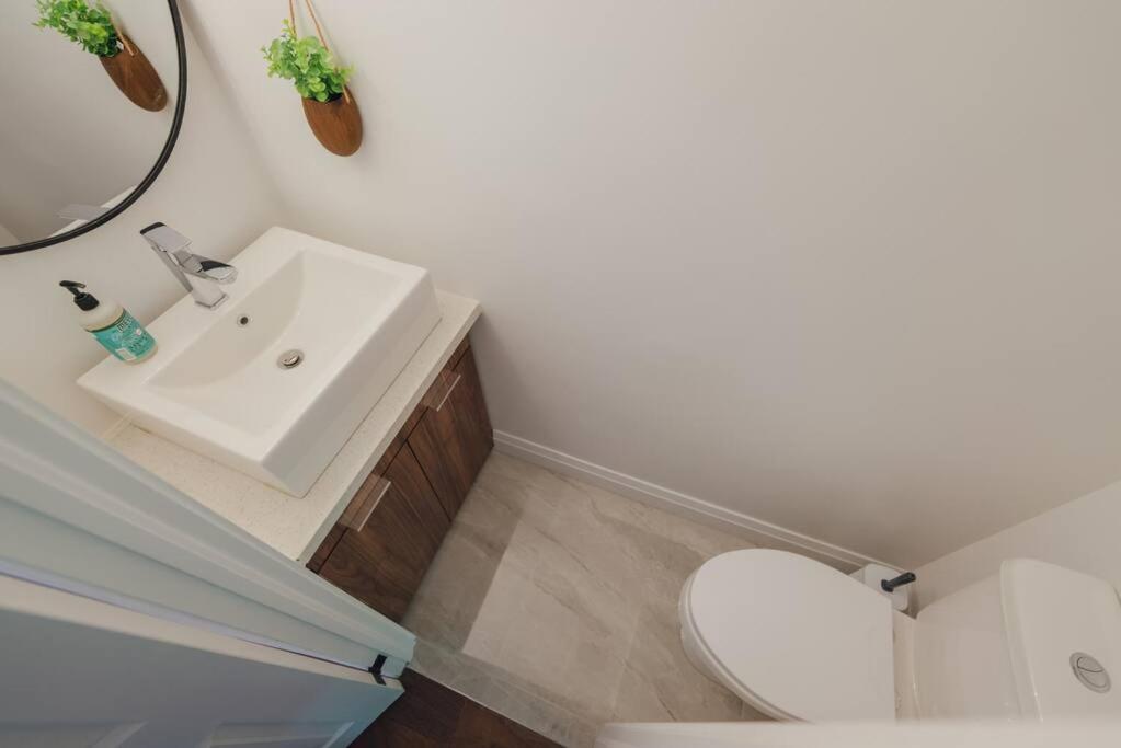 Stylish Luxe 3 BR Villa - Dufferin - Housity