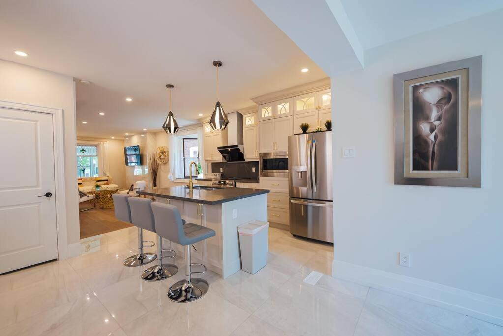 Stylish Luxe 3 BR Villa - Dufferin - Housity