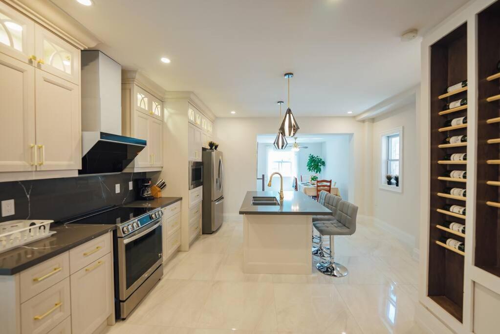 Stylish Luxe 3 BR Villa - Dufferin - Housity