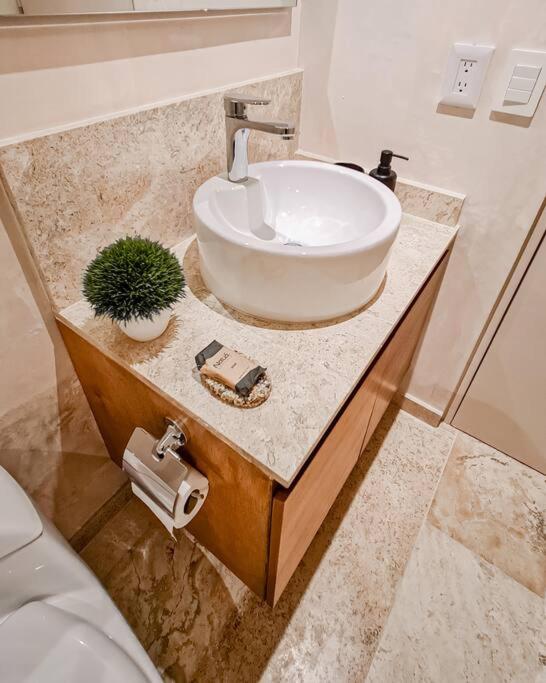 Suitetrails - Luxury PH Condo - Private hot Jacuzzi - Fast WiFi