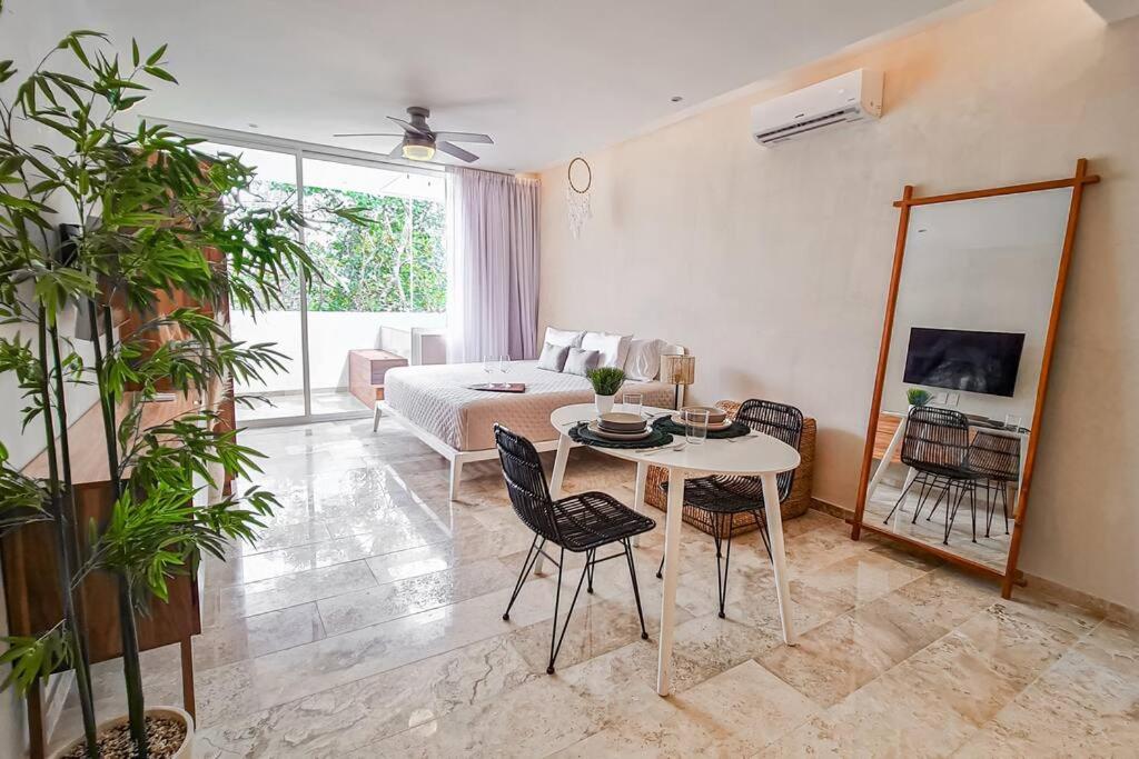 Suitetrails - Luxury PH Condo - Private hot Jacuzzi - Fast WiFi