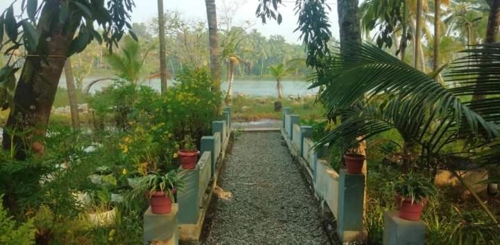 Dwaraka Munroe - Housity
