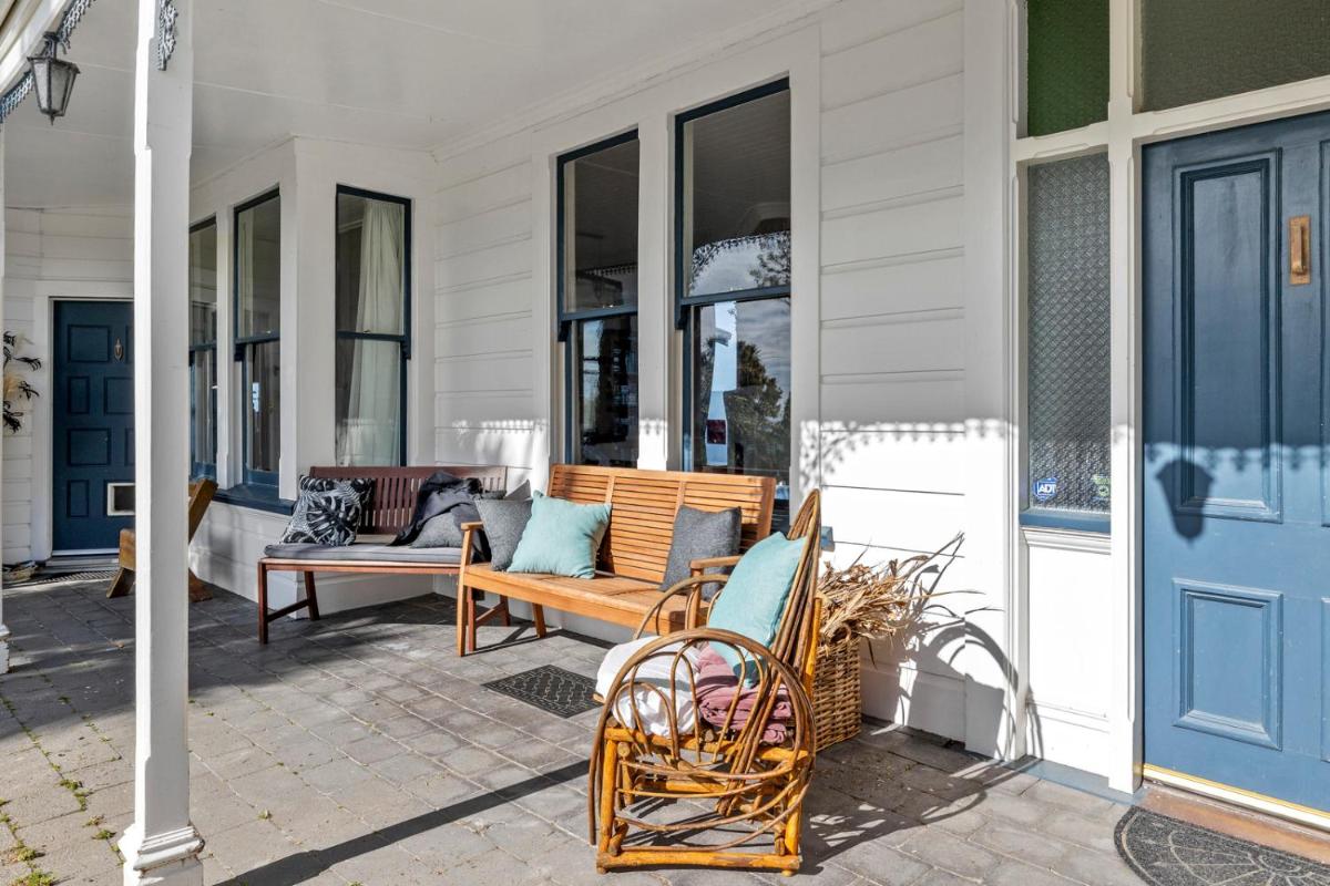 The Professor's Beach House - Brighton Home - Housity