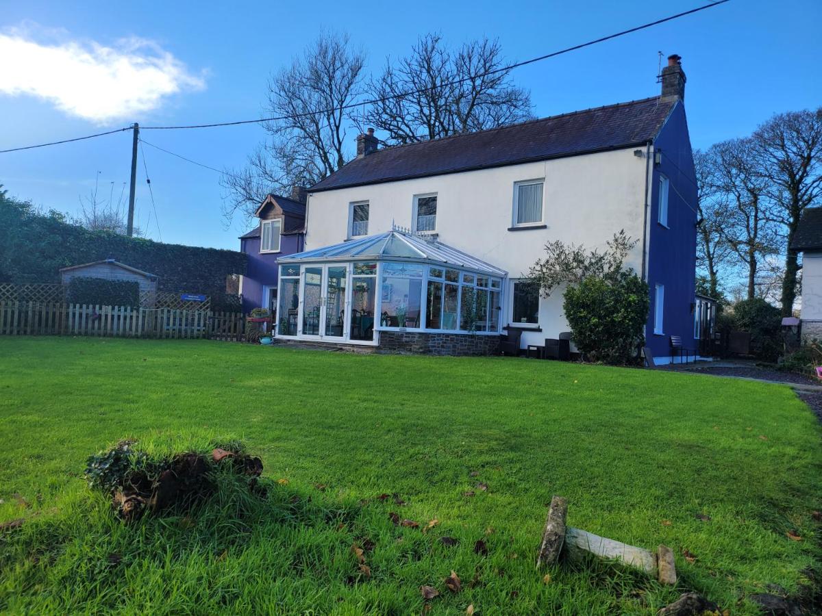Cosy pet friendly cottage on our smallholding, friendly animals to meet, lovely countryside setting, small but comfy, sleeps up to 2 adults 1 child - Housity