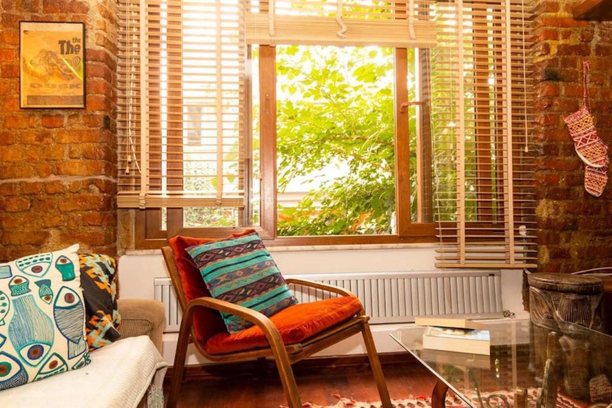 Stylish Home with a Book Collection in Sisli - Housity