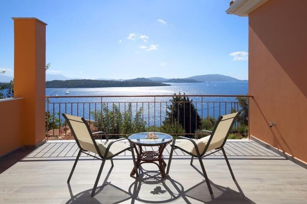 Villa Melias, luxurious villa with superb view of the islands, 400 m from the sea - Housity
