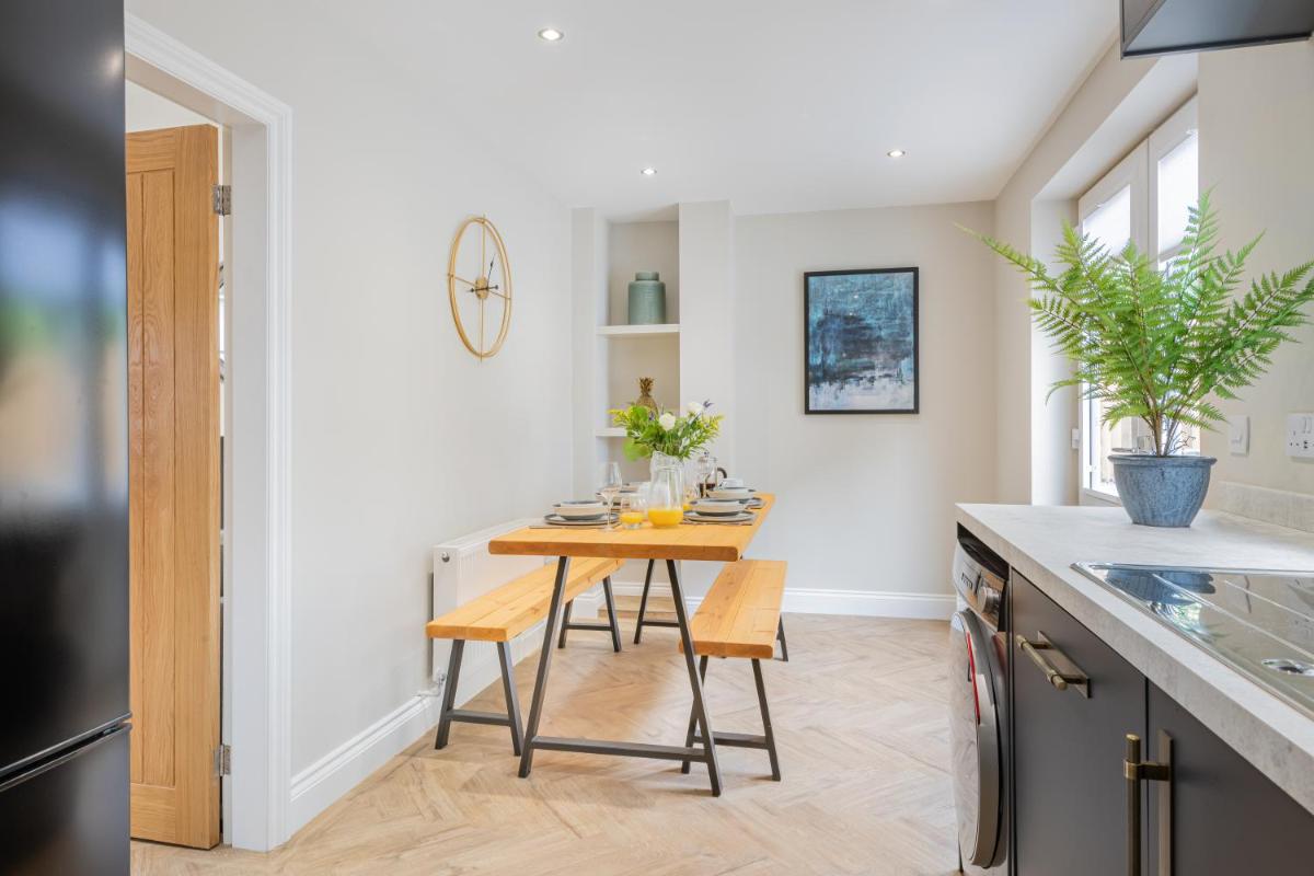 The Bank House- Luxury 3 bed cottage with hot tub! - Housity