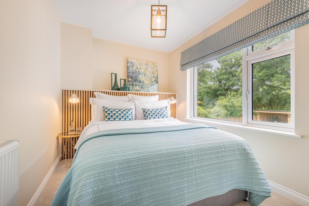 The Bank House- Luxury 3 bed cottage with hot tub! - Housity
