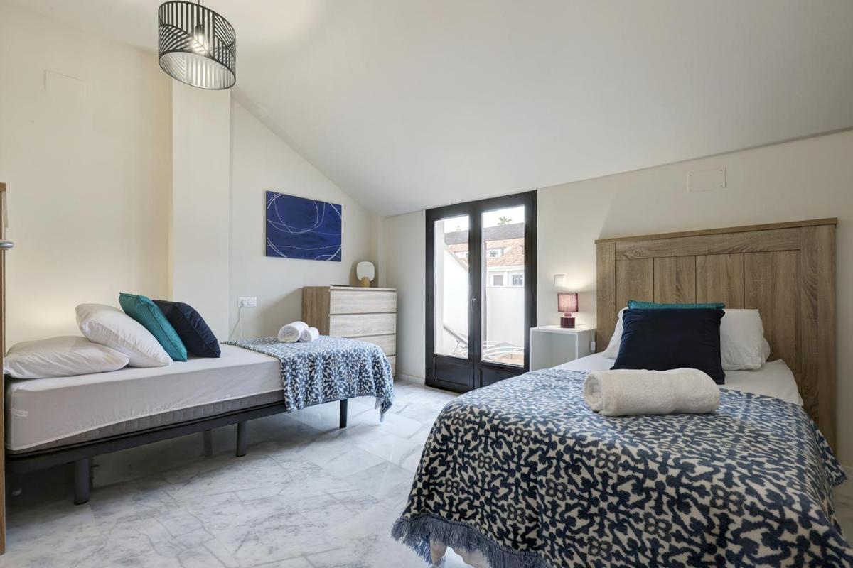 002 Fabulous New 3 Bed Townhouse, Private Terrace & Games Room - Housity