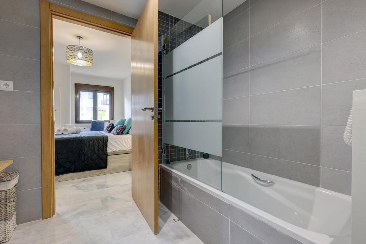 002 Fabulous New 3 Bed Townhouse, Private Terrace & Games Room - Housity