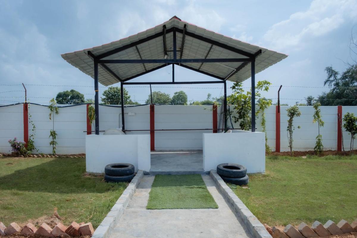 Party house near Sultanpur National Park with Pool - Housity