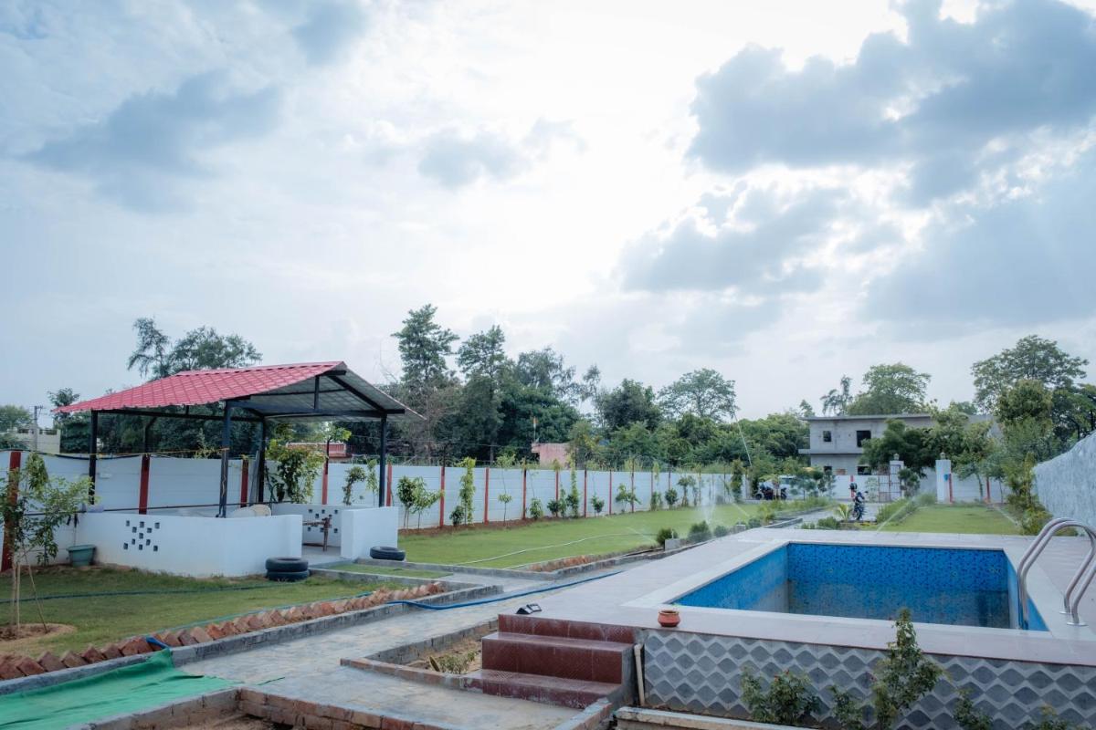 Party house near Sultanpur National Park with Pool - Housity