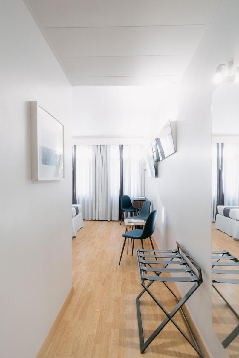 uma sala de estar com duas cadeiras e uma mesa em Sé Boutique Hotel no Funchal