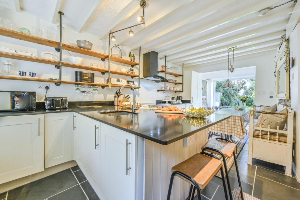Suitetrails - Briardene Cottage - A Superb Bijou Retreat with Jacuzzi near an Excellent Village Pub