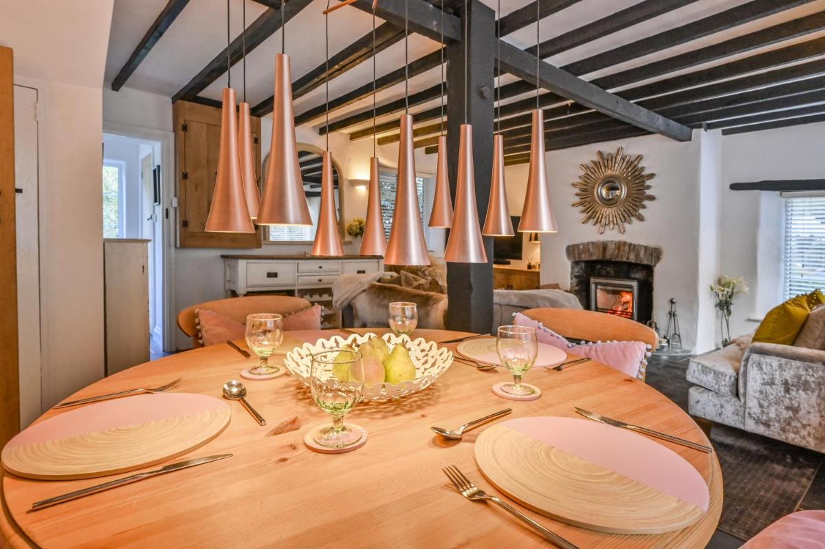 Suitetrails - Briardene Cottage - A Superb Bijou Retreat with Jacuzzi near an Excellent Village Pub