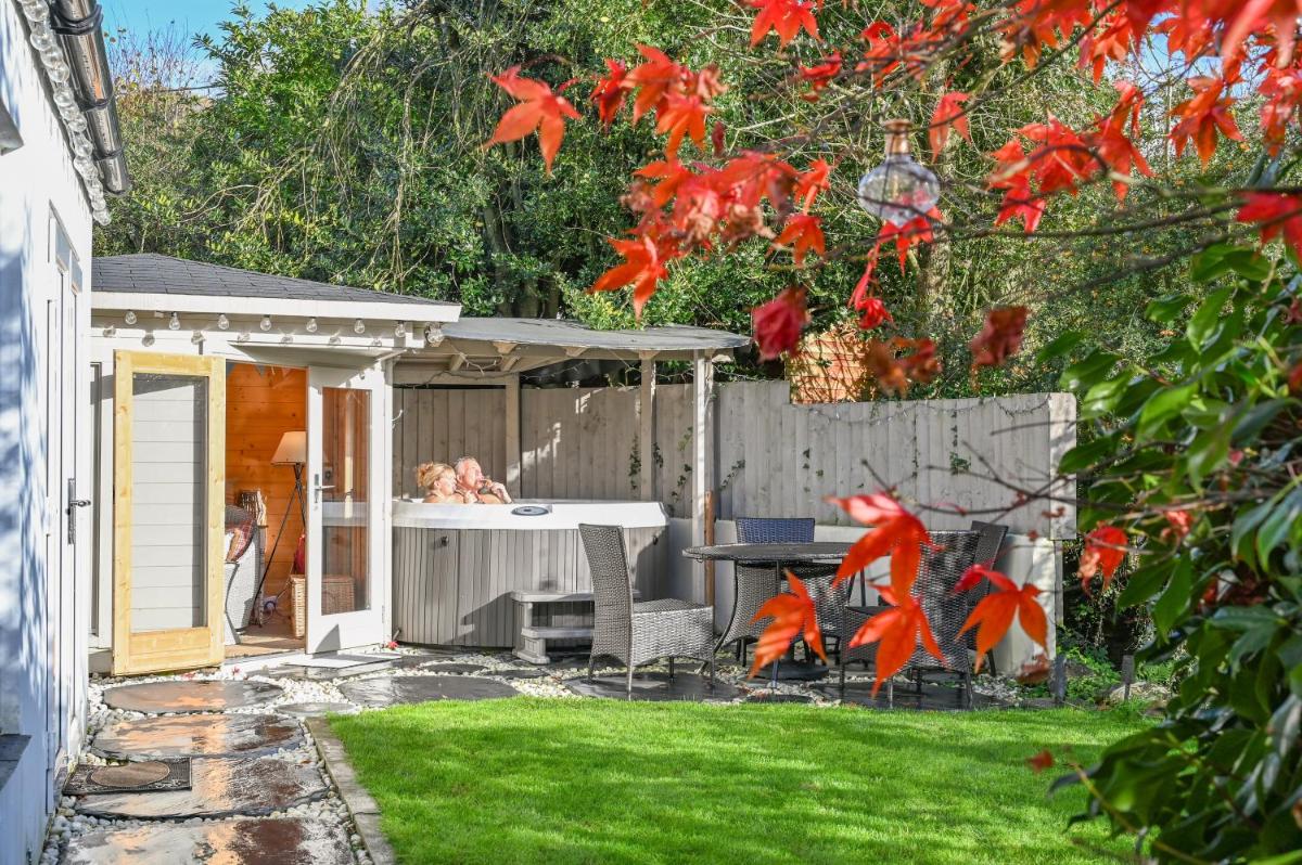 Suitetrails - Briardene Cottage - A Superb Bijou Retreat with Jacuzzi near an Excellent Village Pub