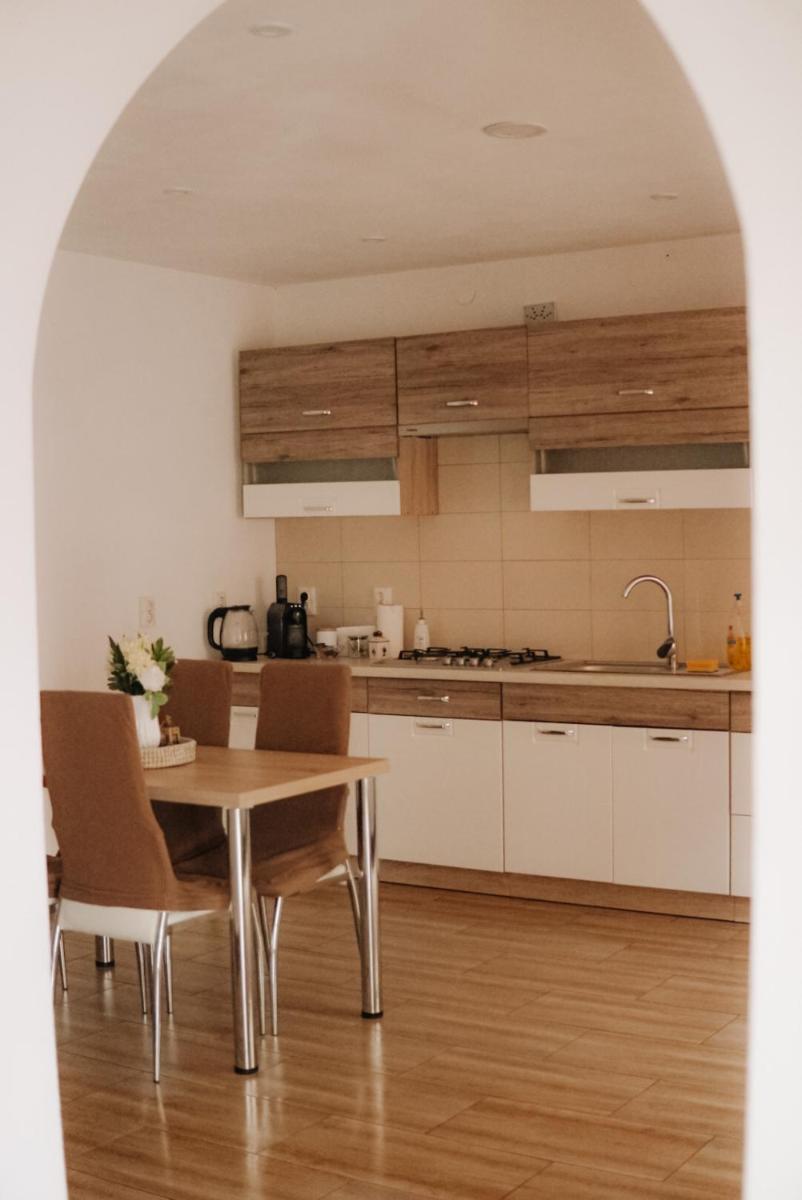 Cozy 2-Bedroom Boho-Themed Home - Housity