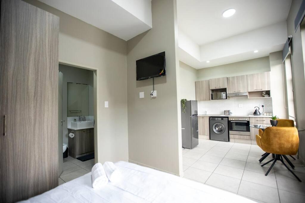 Contemporary Studio Apt w/Cinema - Housity