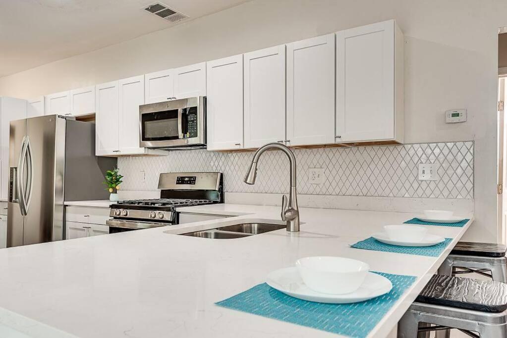 Luxury 3-bedroom bungalow w/free fenced-in parking - Housity
