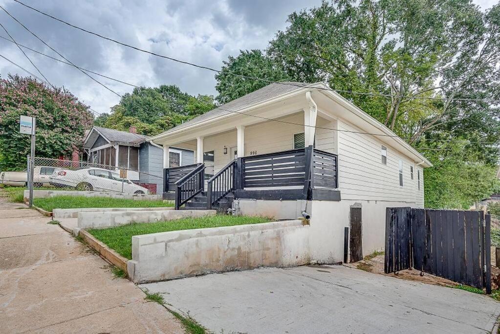 Luxury 3-bedroom bungalow w/free fenced-in parking - Housity