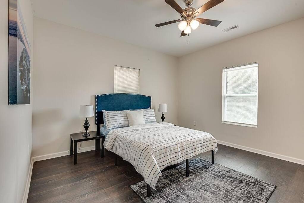 Luxury 3-bedroom bungalow w/free fenced-in parking - Housity