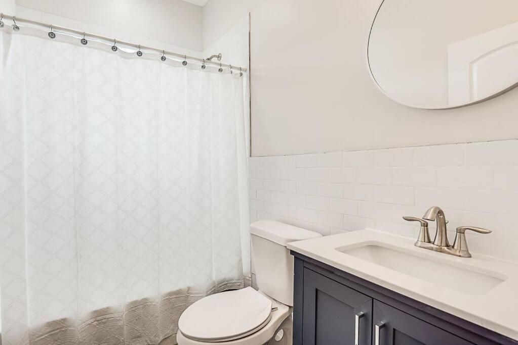 Luxury 3-bedroom bungalow w/free fenced-in parking - Housity