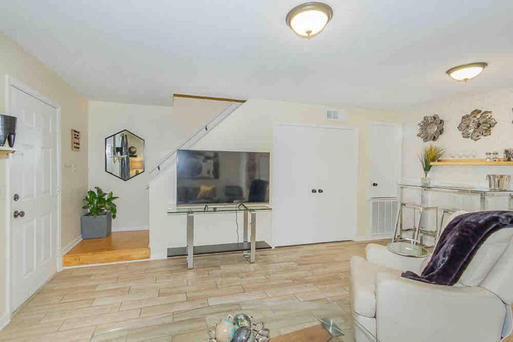 Cozy & Convenient 3 Bedrooms Plus Sleeper Sofa - Housity