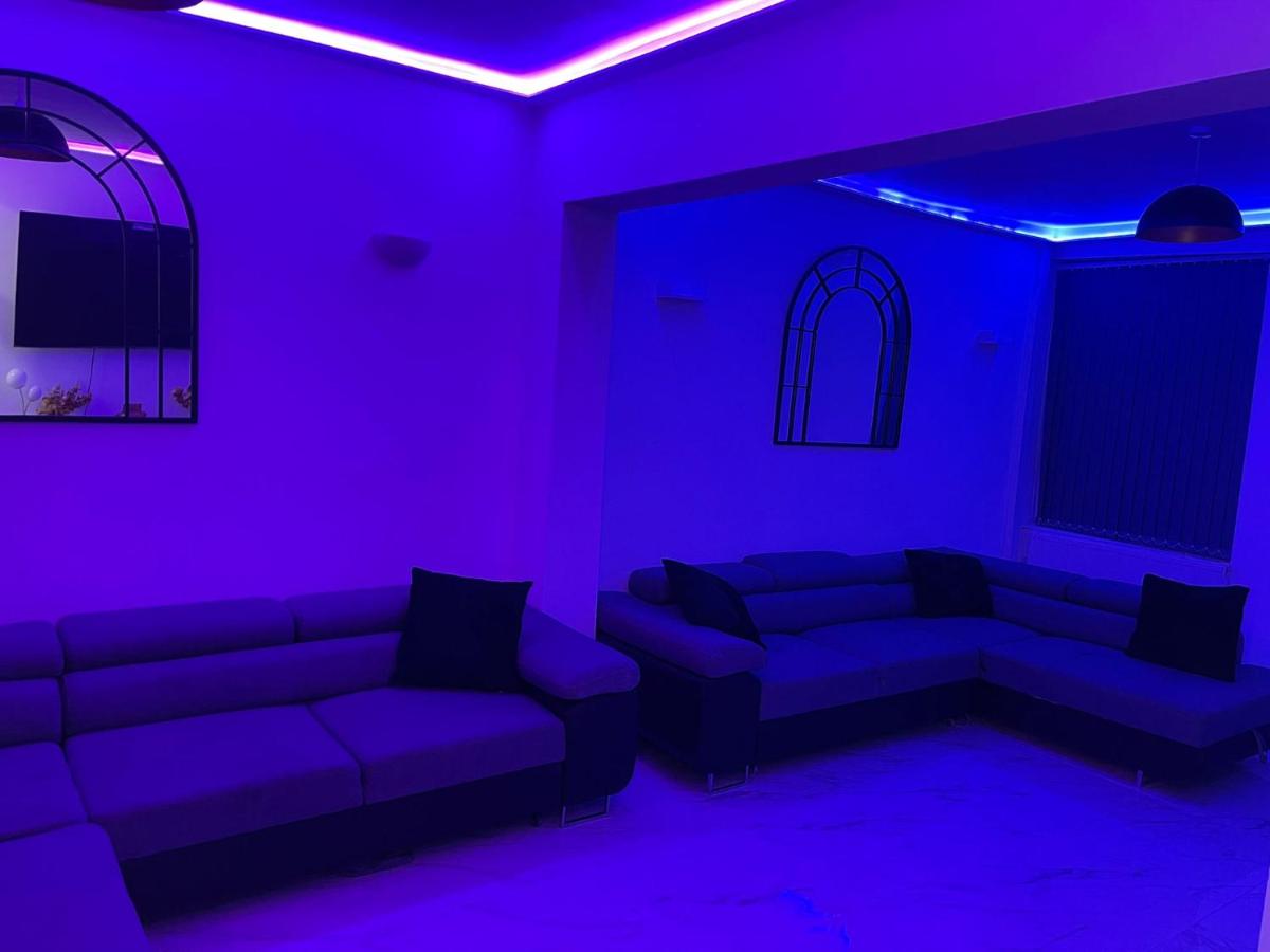 Short Stopzzz & Indoor Hot Tub - Housity
