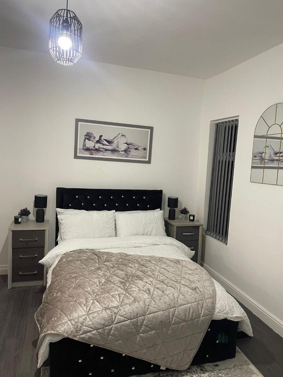 Short Stopzzz & Indoor Hot Tub - Housity