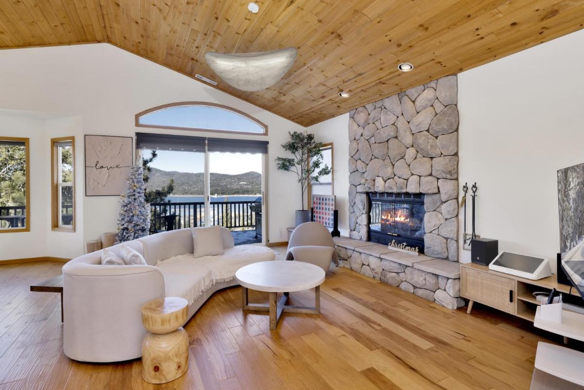 2196-Sunburst Lakeview Chalet home - Housity