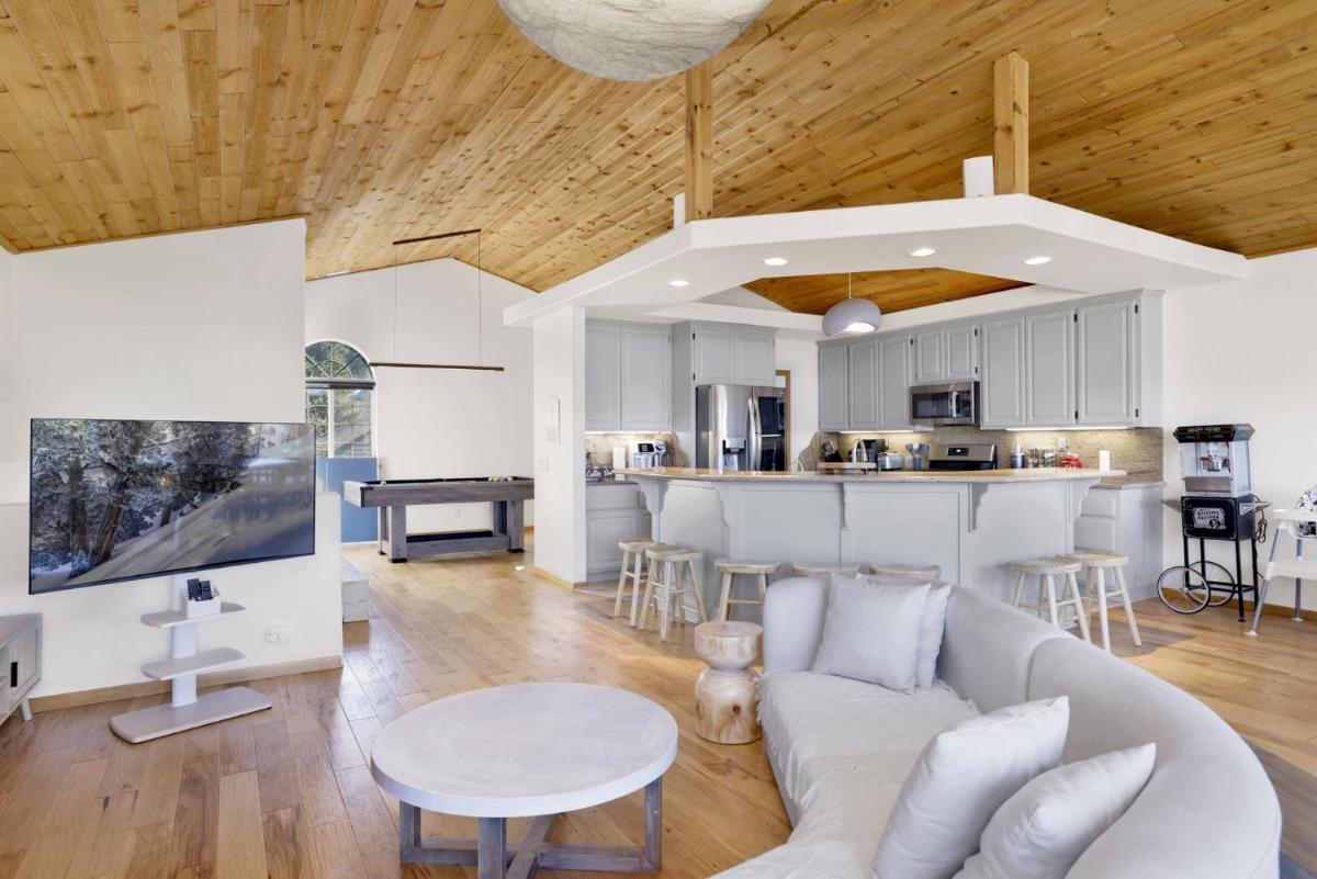 2196-Sunburst Lakeview Chalet home - Housity