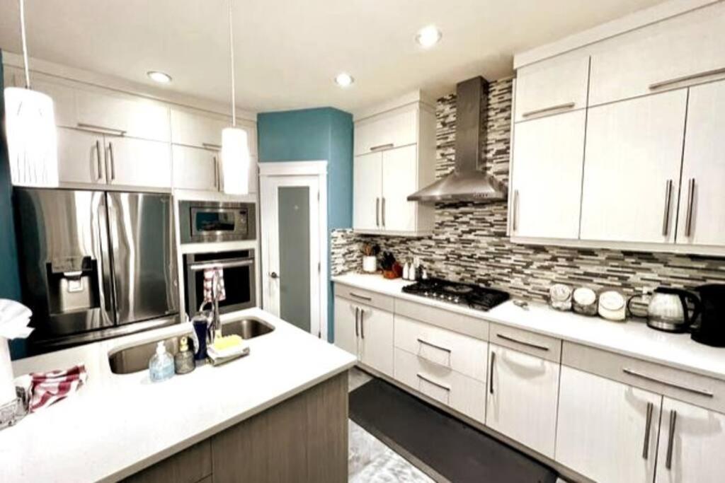 7BDRM Family Friendly 3Car Garage Home Sleeps16 - Housity