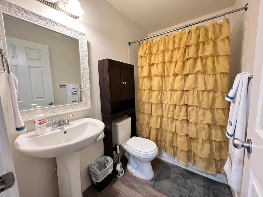 7BDRM Family Friendly 3Car Garage Home Sleeps16 - Housity