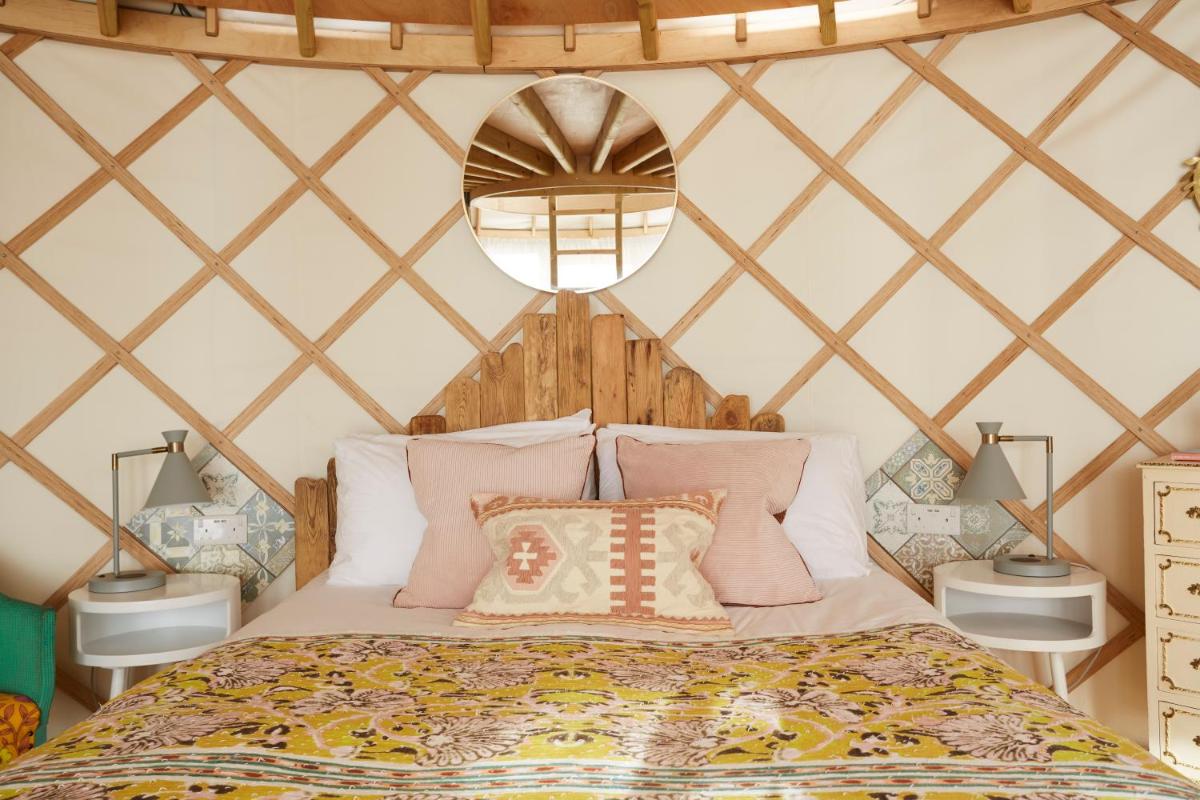 Puckaster Cove Luxury Yurt - Housity